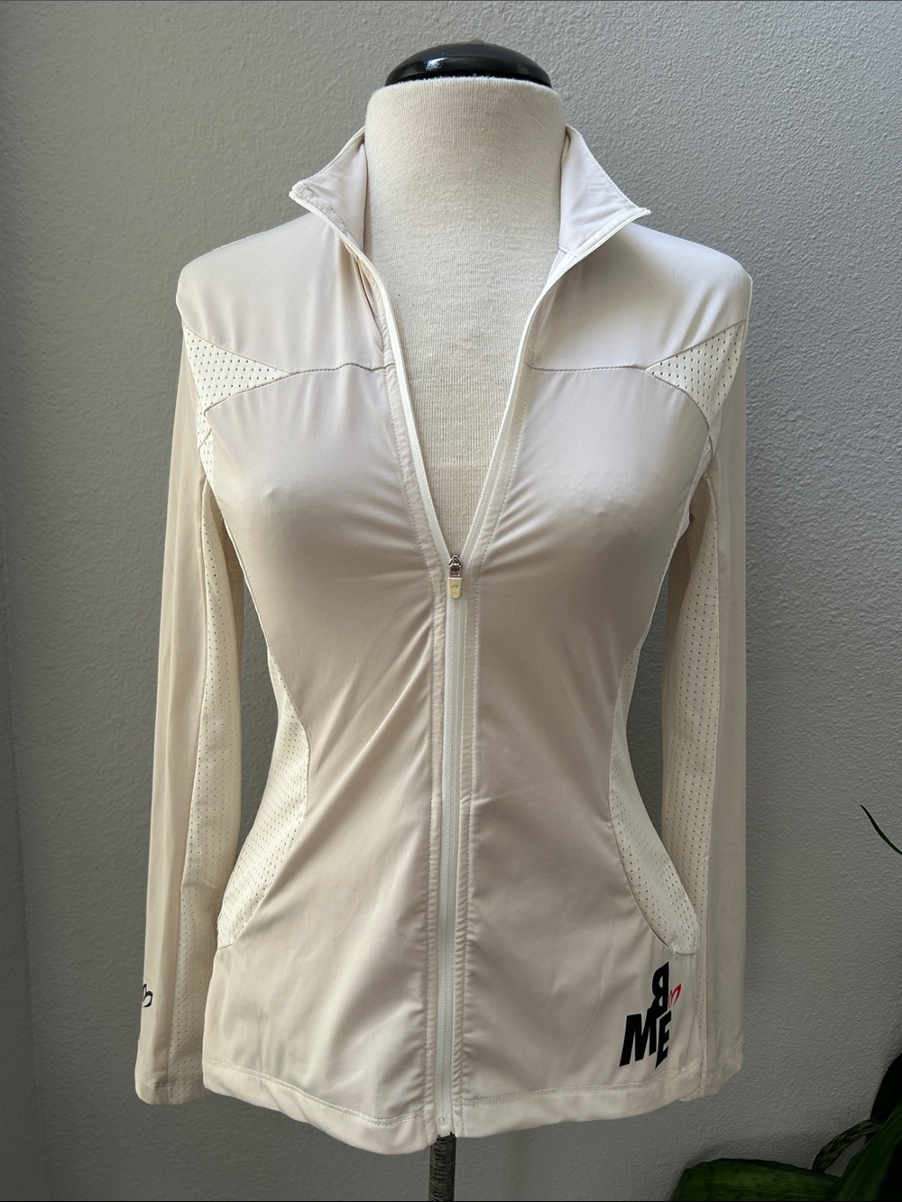 Master Bunny Edition Golf Japan Cream Full-Zip Jacket with Perforated Panels S